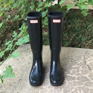 Used Hunter Refined Boots **left one damaged**